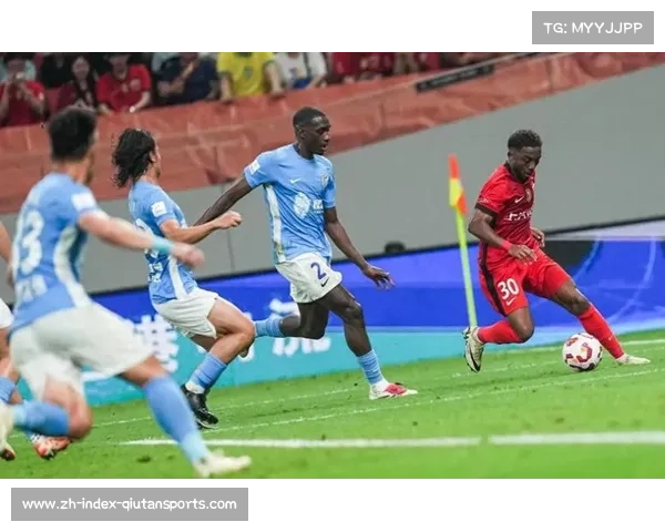 大连英博客场对攻战术冒险 防守松散致失球过多